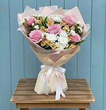 Букет цветов из:  Гвоздики, Орхидеи и Розы в Новоорске