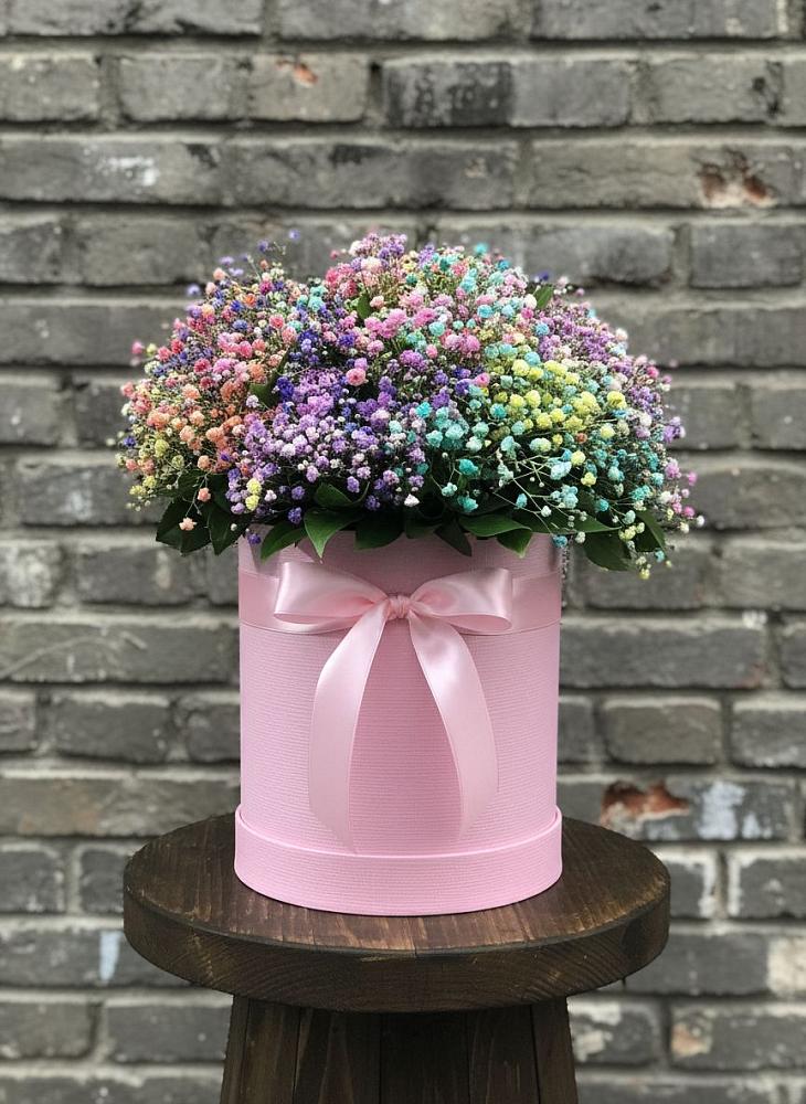 Цветочная композиция из Гипсофила и Розы в шляпной коробке в Новоорске