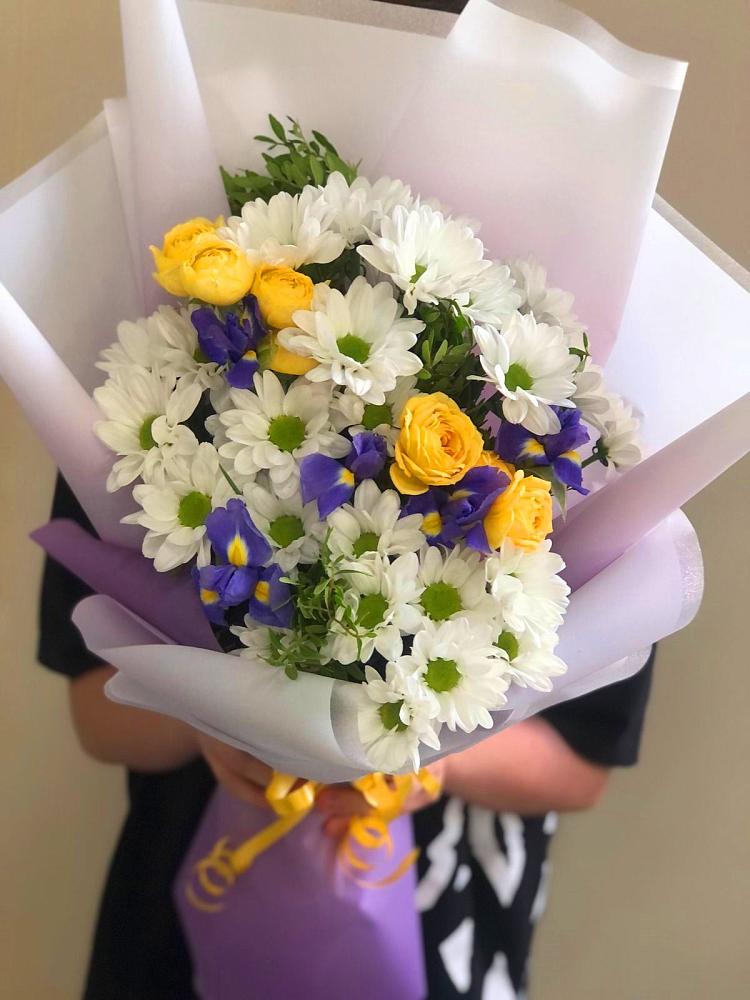 Букет цветов из: Ирисы, Хризантемы и Розы в Новоорске