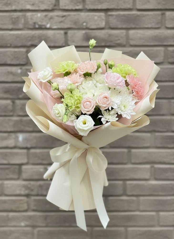 Букет цветов из: Гвоздики, Розы, Лизиантусы и Хризантемы в Новоорске