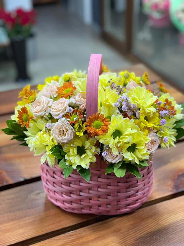 Цветочная композиция из Хризантемы и Розы в корзине в Новоорске
