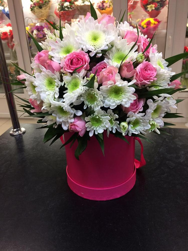 Цветочная композиция из Розы и Хризантемы в шляпной коробке в Новоорске