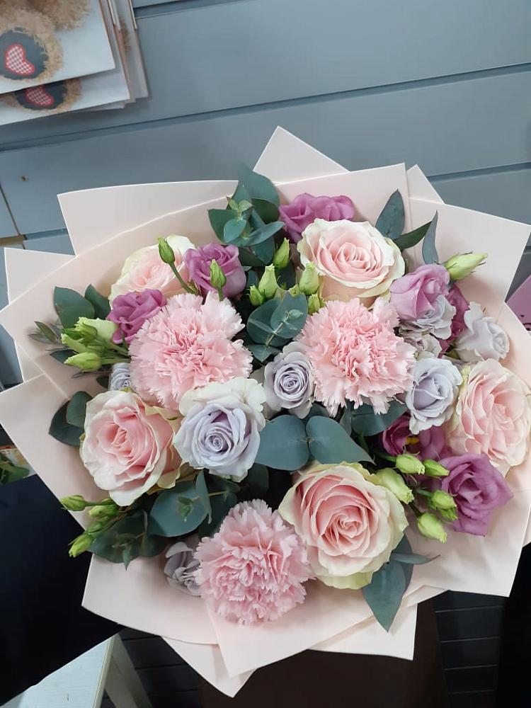 Букет цветов из: Розы, Гвоздики и Лизиантусы в Новоорске